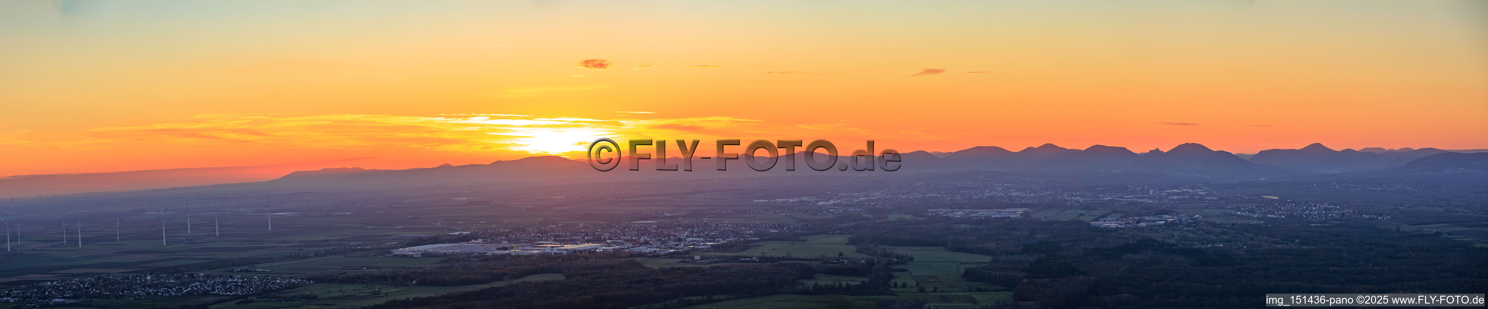Haardtrand des Pfälzerwalds von Weissenburg bis Landau im Abendlicht im Ortsteil Oberhofen in Pleisweiler-Oberhofen im Bundesland Rheinland-Pfalz, Deutschland