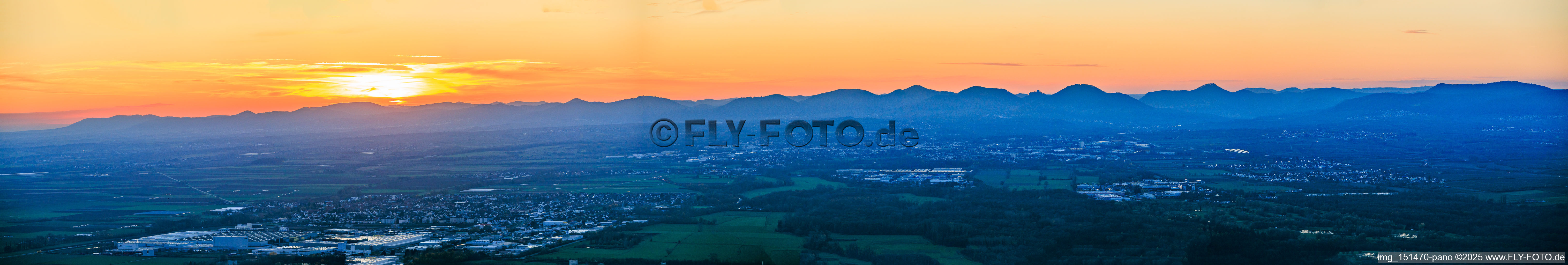 Haardtrand des Pfälzerwalds von Schweigen bis Albersweiler im Abendlicht im Ortsteil Gleiszellen in Gleiszellen-Gleishorbach im Bundesland Rheinland-Pfalz, Deutschland