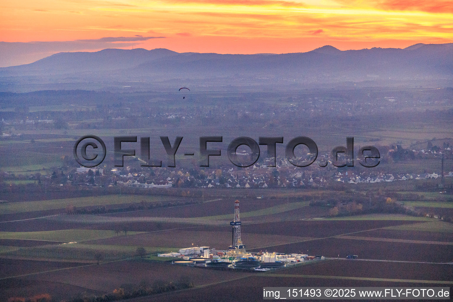 Tiefenbohrplatz V20 von Vulcan Energy im Abendlicht am Schleidberg zur Förderung von Geothermie und Lithium in Insheim im Bundesland Rheinland-Pfalz, Deutschland