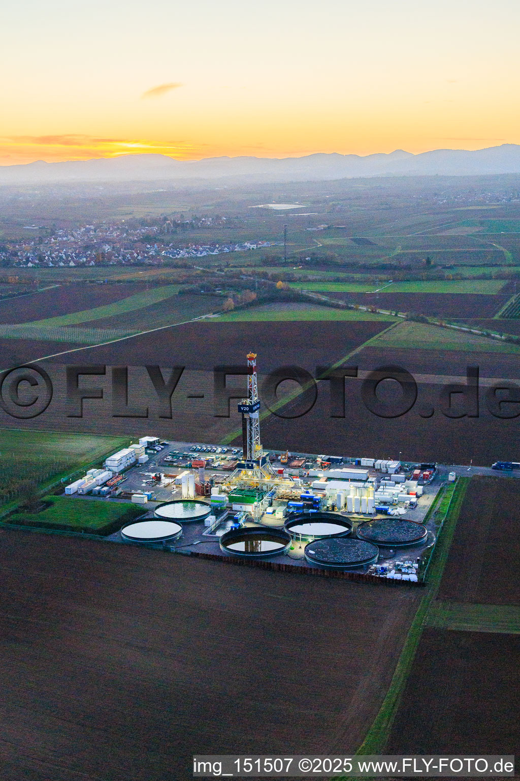 Luftbild von Tiefenbohrplatz V20 von Vulcan Energy im Abendlicht am Schleidberg zur Förderung von Geothermie und Lithium in Insheim im Bundesland Rheinland-Pfalz, Deutschland