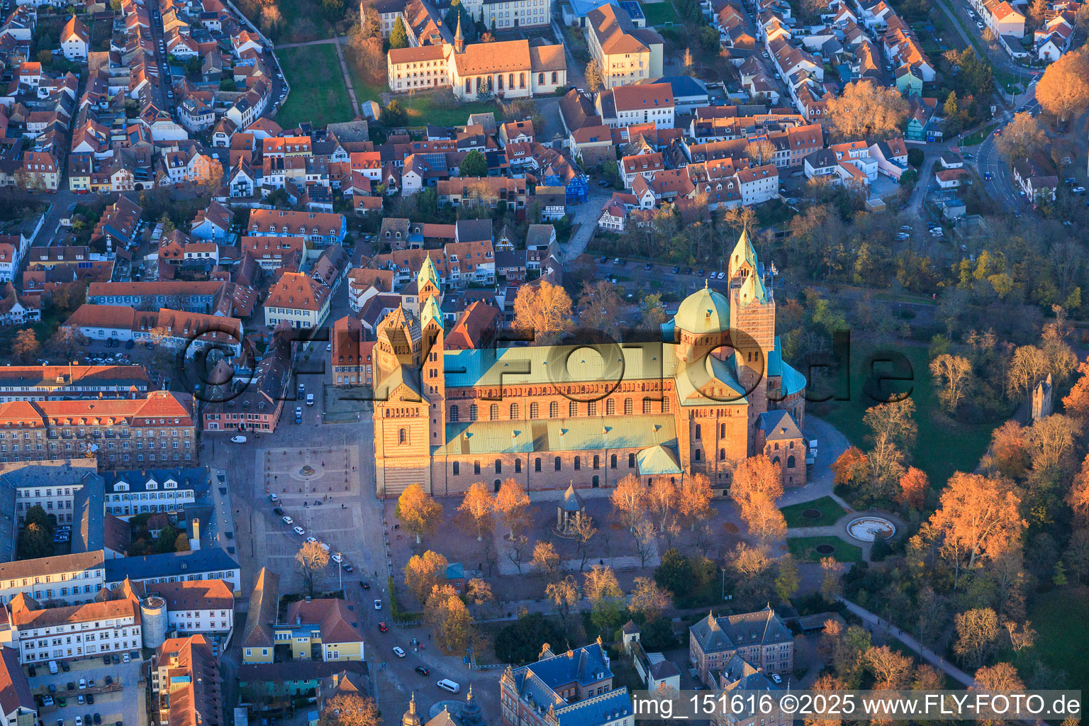 Luftaufnahme von Dom zu Speyer im Herbst bei Abendlicht im Bundesland Rheinland-Pfalz, Deutschland