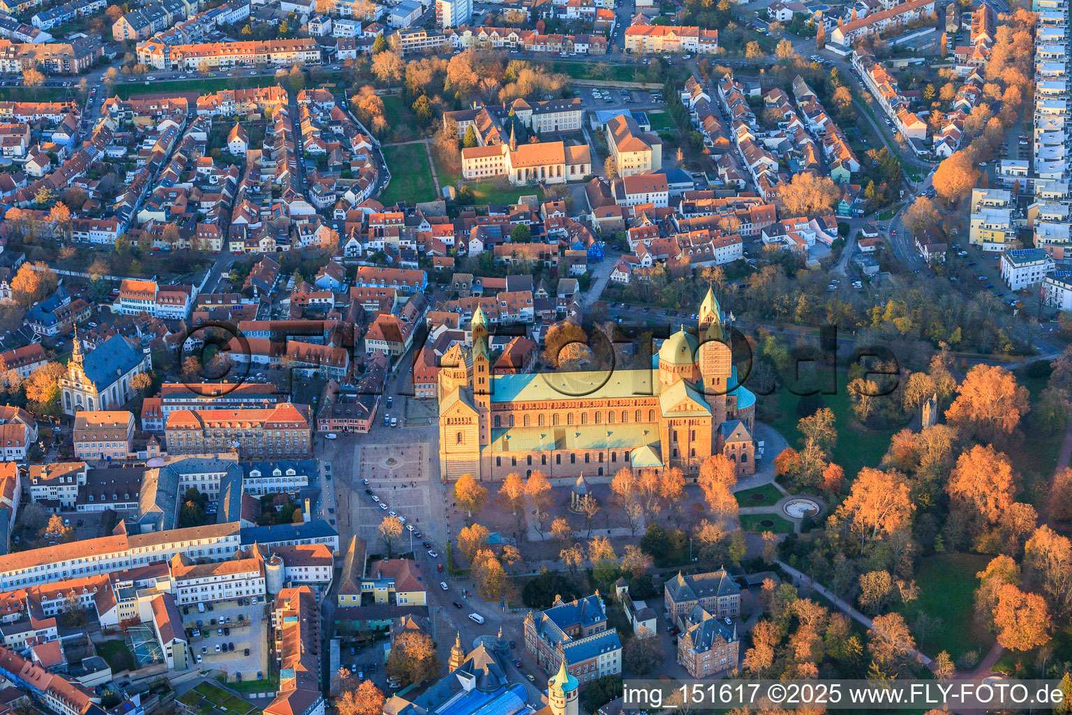 Schrägluftbild von Dom zu Speyer im Herbst bei Abendlicht im Bundesland Rheinland-Pfalz, Deutschland