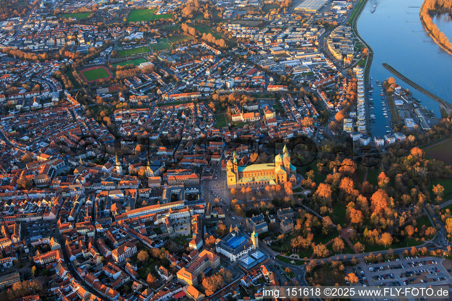 Dom zu Speyer im Herbst bei Abendlicht im Bundesland Rheinland-Pfalz, Deutschland von oben