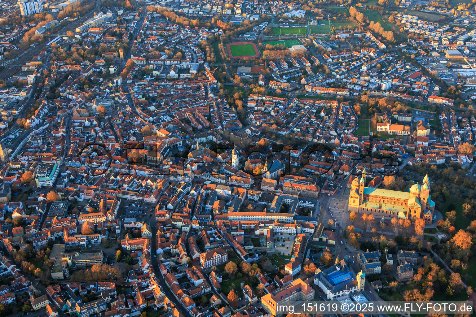 Luftaufnahme von Speyerer Altstadt mit Maximilianstraße am Abend im Bundesland Rheinland-Pfalz, Deutschland