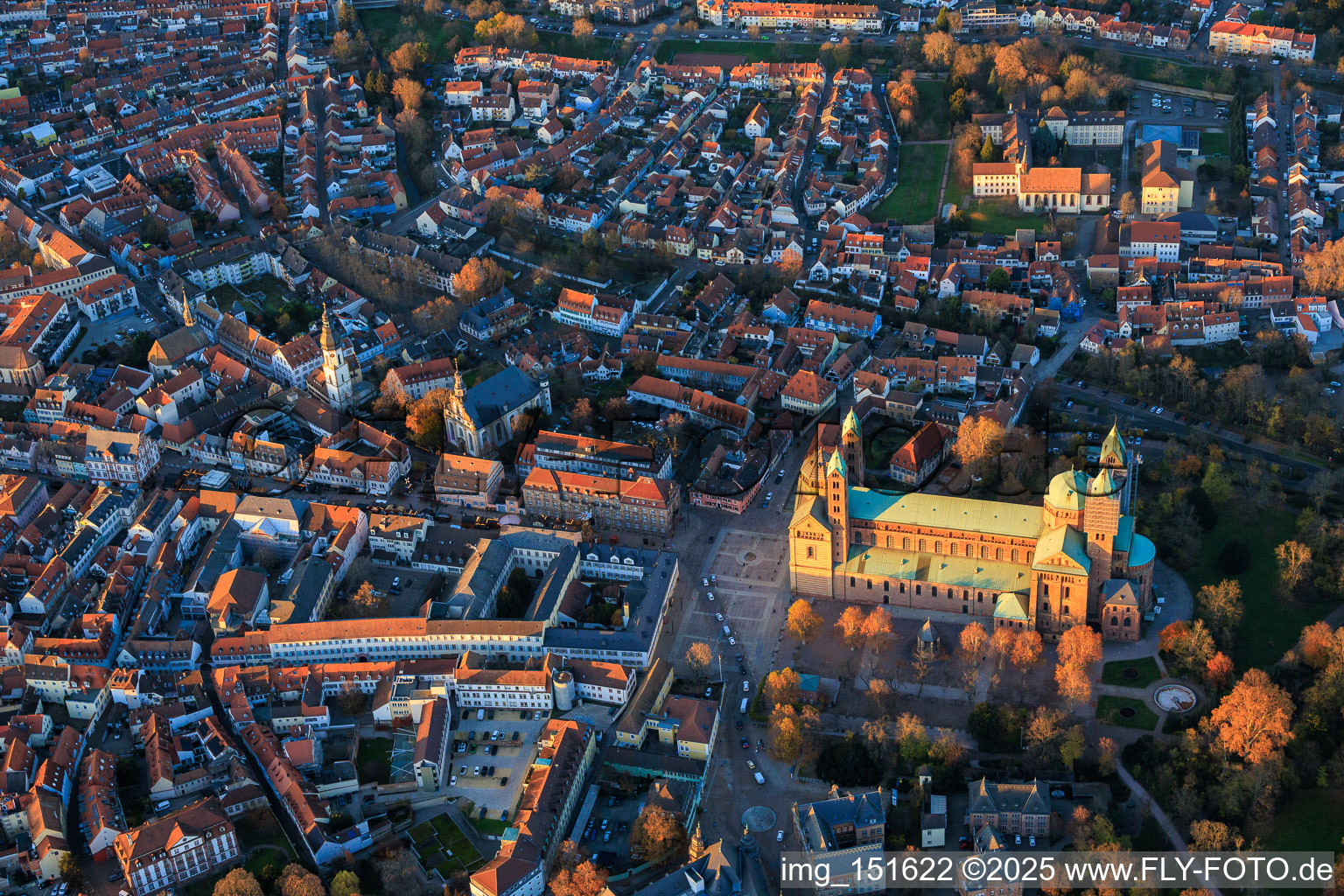 Dom zu Speyer im Herbst bei Abendlicht im Bundesland Rheinland-Pfalz, Deutschland aus der Luft
