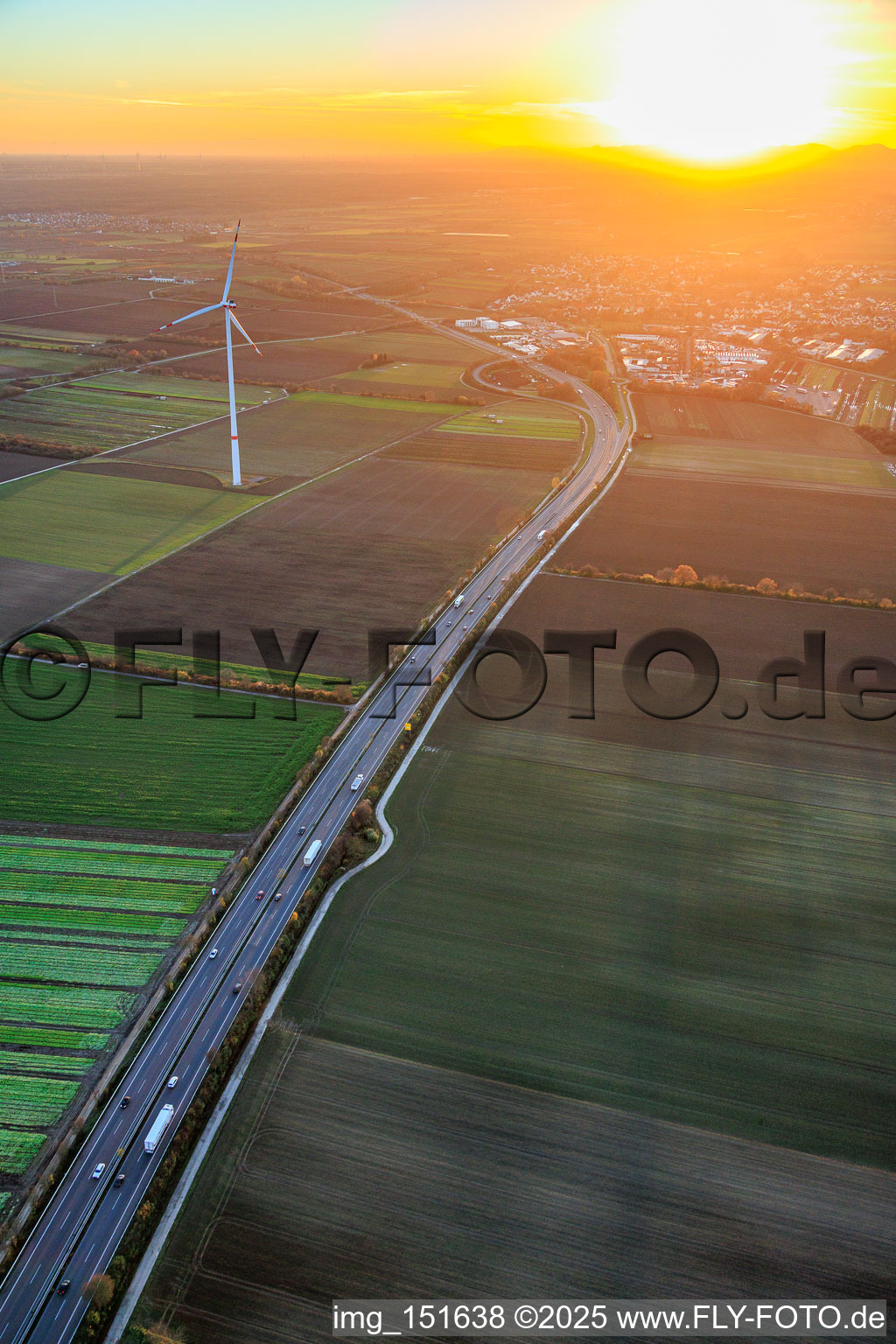 Luftaufnahme von Verlauf der B9 nach Südwesten am Abend in Schwegenheim im Bundesland Rheinland-Pfalz, Deutschland