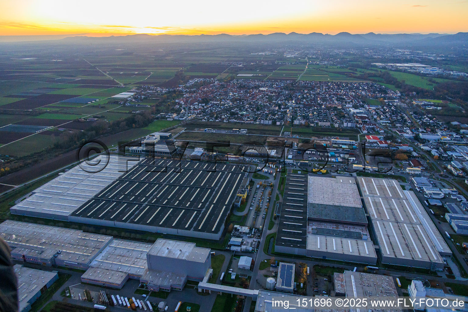 Offenbach an der Queich von Osten im Bundesland Rheinland-Pfalz, Deutschland