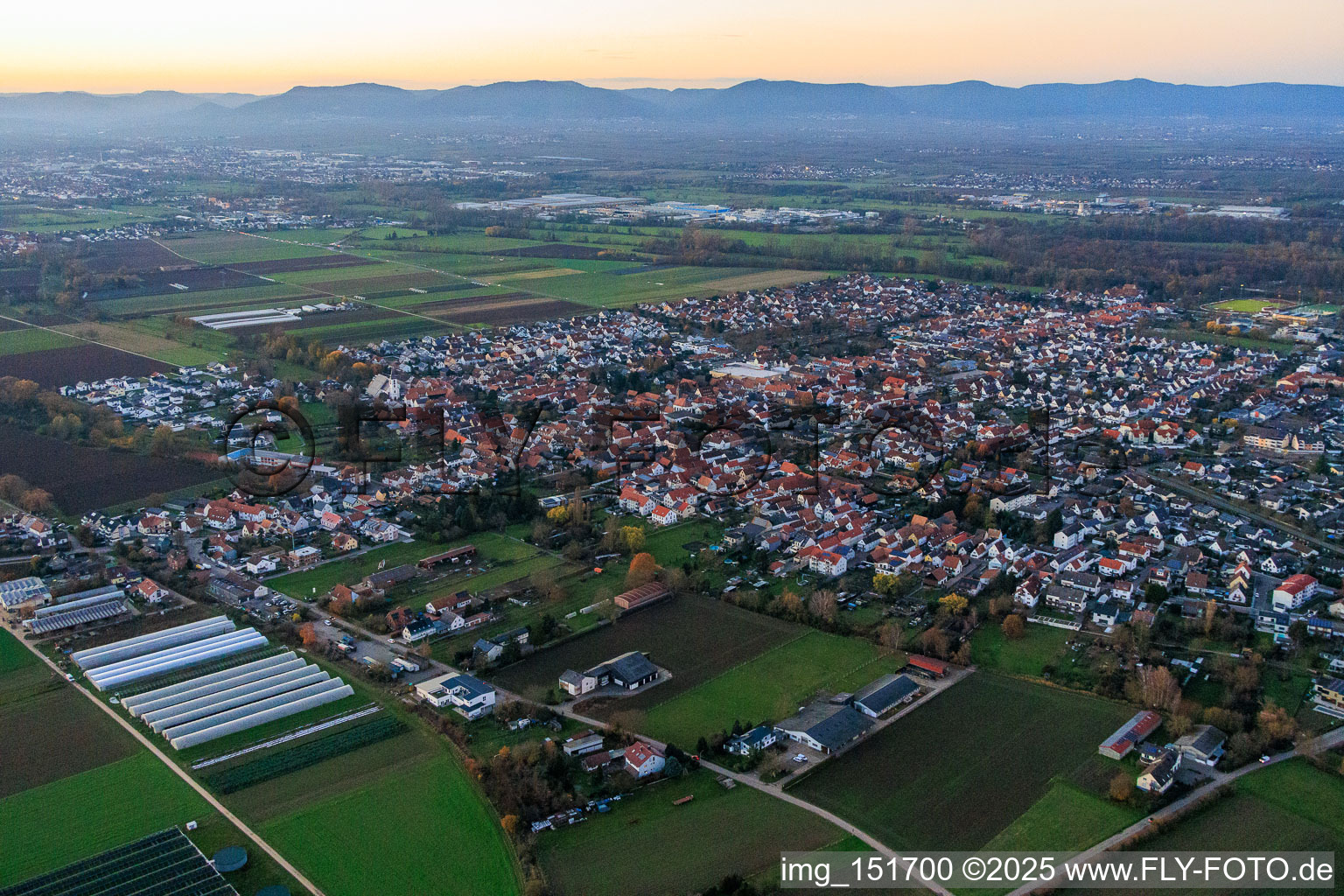 Offenbach an der Queich von Südosten im Bundesland Rheinland-Pfalz, Deutschland