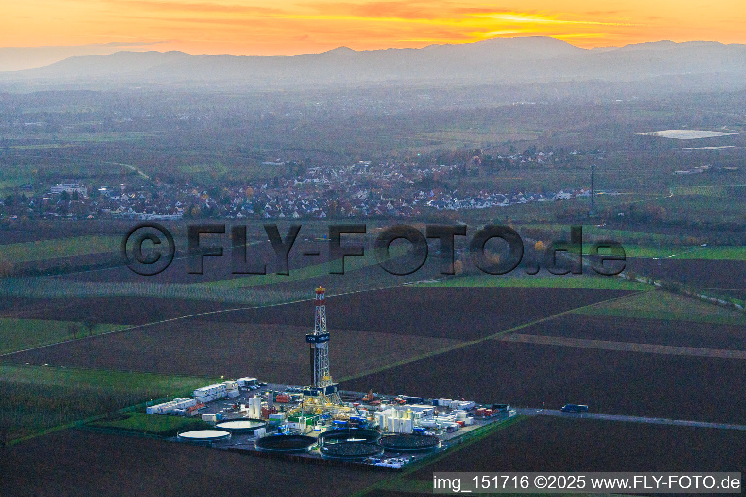 Tiefenbohrplatz V20 von Vulcan Energy im Abendlicht am Schleidberg zur Förderung von Geothermie und Lithium in Insheim im Bundesland Rheinland-Pfalz, Deutschland von oben