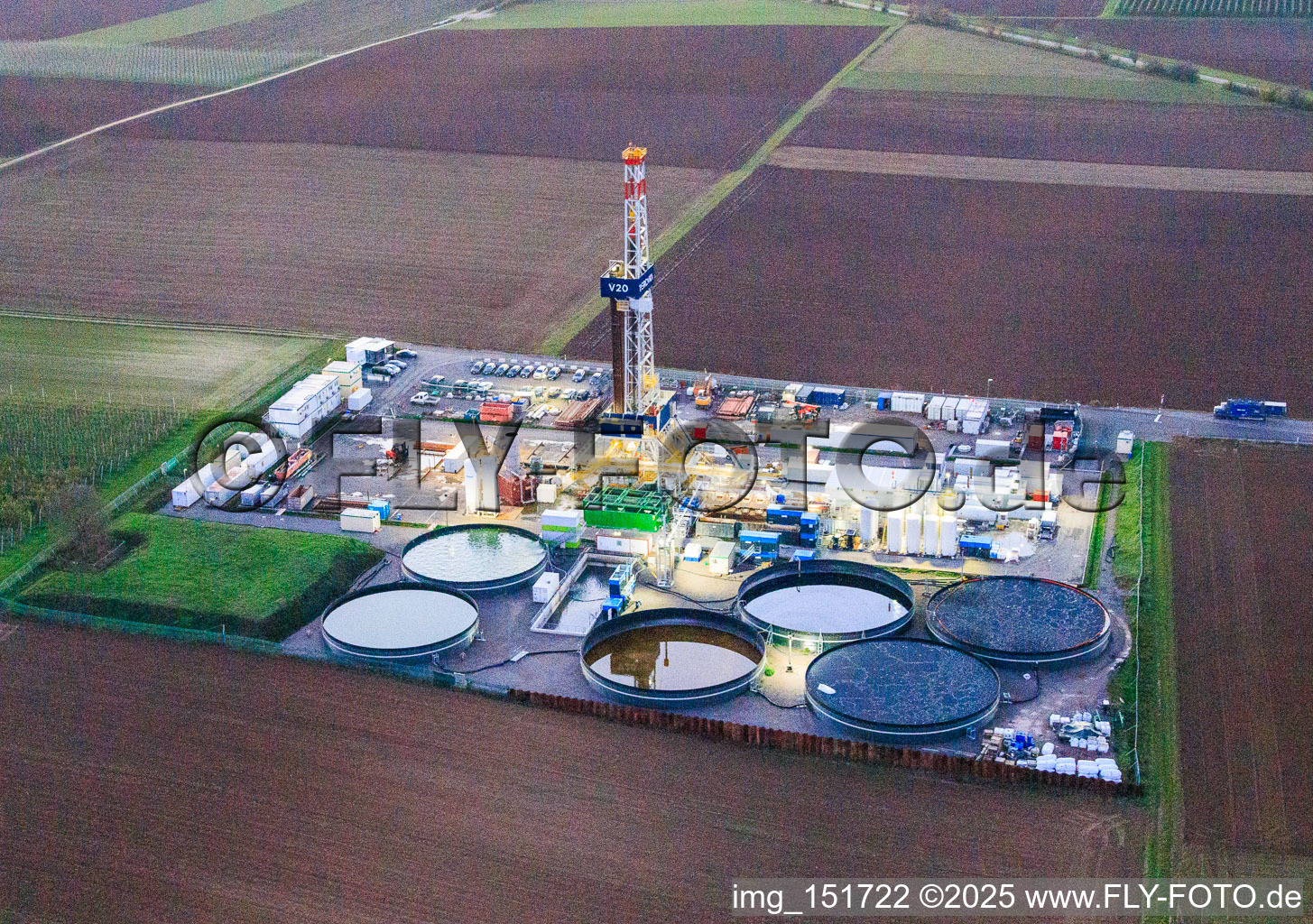 Tiefenbohrplatz V20 von Vulcan Energy im Abendlicht am Schleidberg zur Förderung von Geothermie und Lithium in Insheim im Bundesland Rheinland-Pfalz, Deutschland aus der Luft