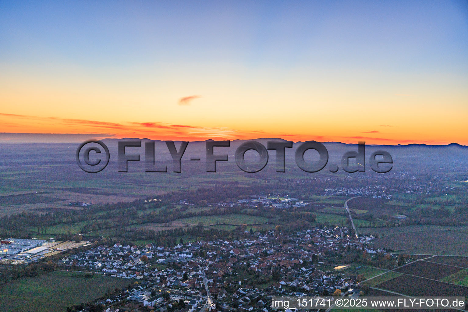 Haupstraße am Abend in Rohrbach im Bundesland Rheinland-Pfalz, Deutschland