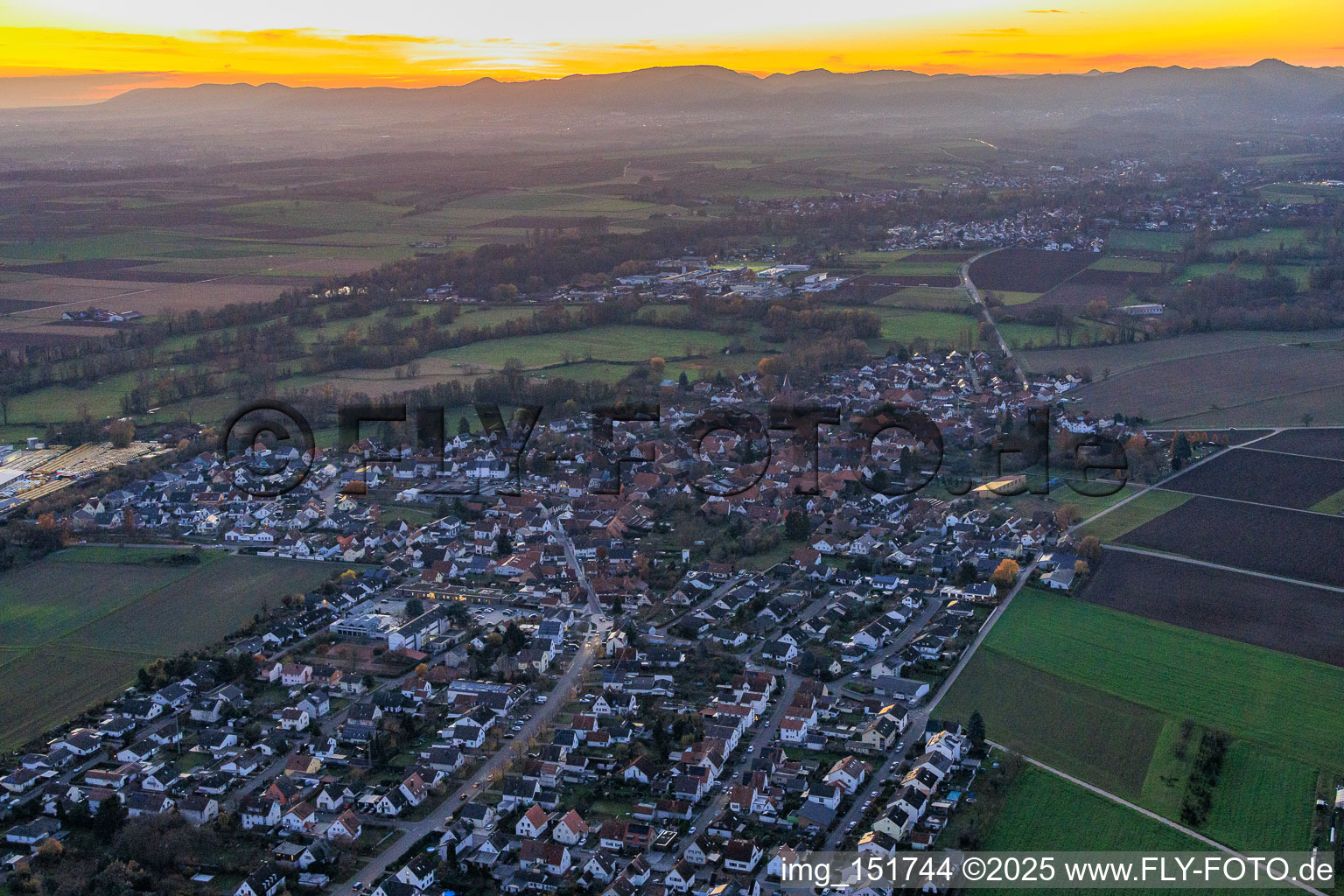 Luftbild von Bahnhofstraße am Abend in Rohrbach im Bundesland Rheinland-Pfalz, Deutschland