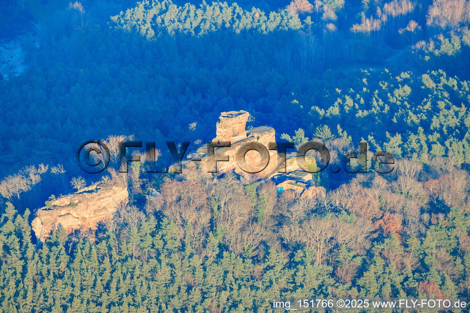 Burgruine Drachenfels im Abendlicht in Busenberg im Bundesland Rheinland-Pfalz, Deutschland