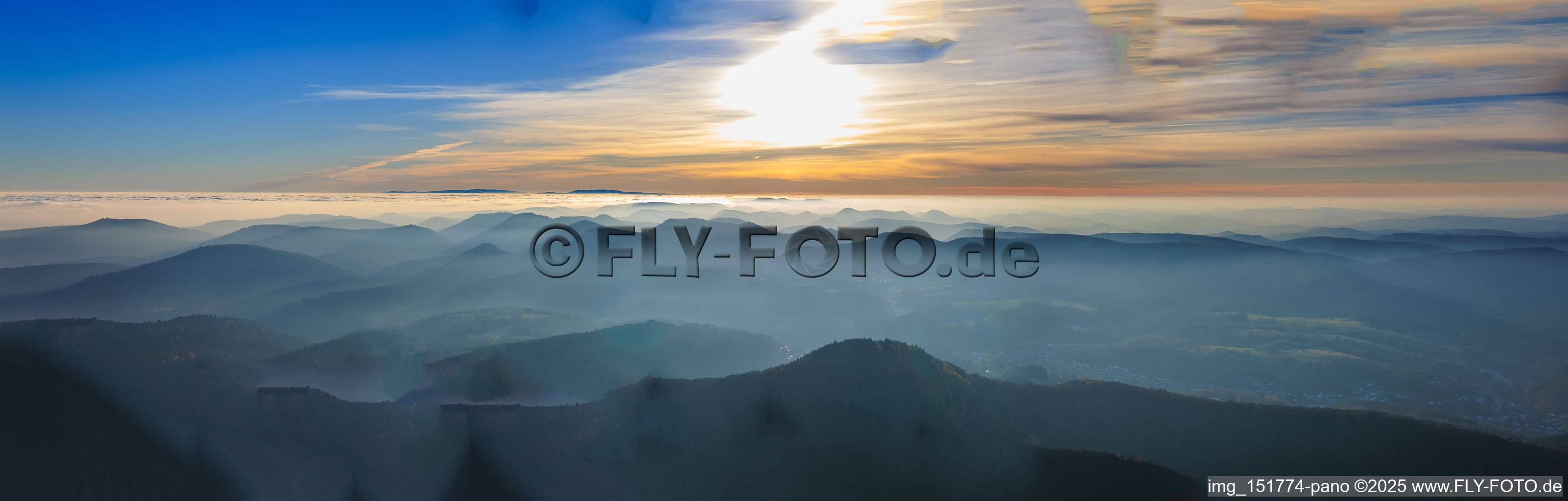 Panorama des Pfälzerwalds und der Nordvogesen im Abenddunst in Nothweiler im Bundesland Rheinland-Pfalz, Deutschland