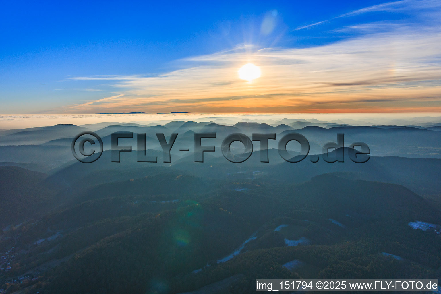 Blick zum Schwarzwald über die Rheinebene in Wolken in Erlenbach bei Dahn im Bundesland Rheinland-Pfalz, Deutschland