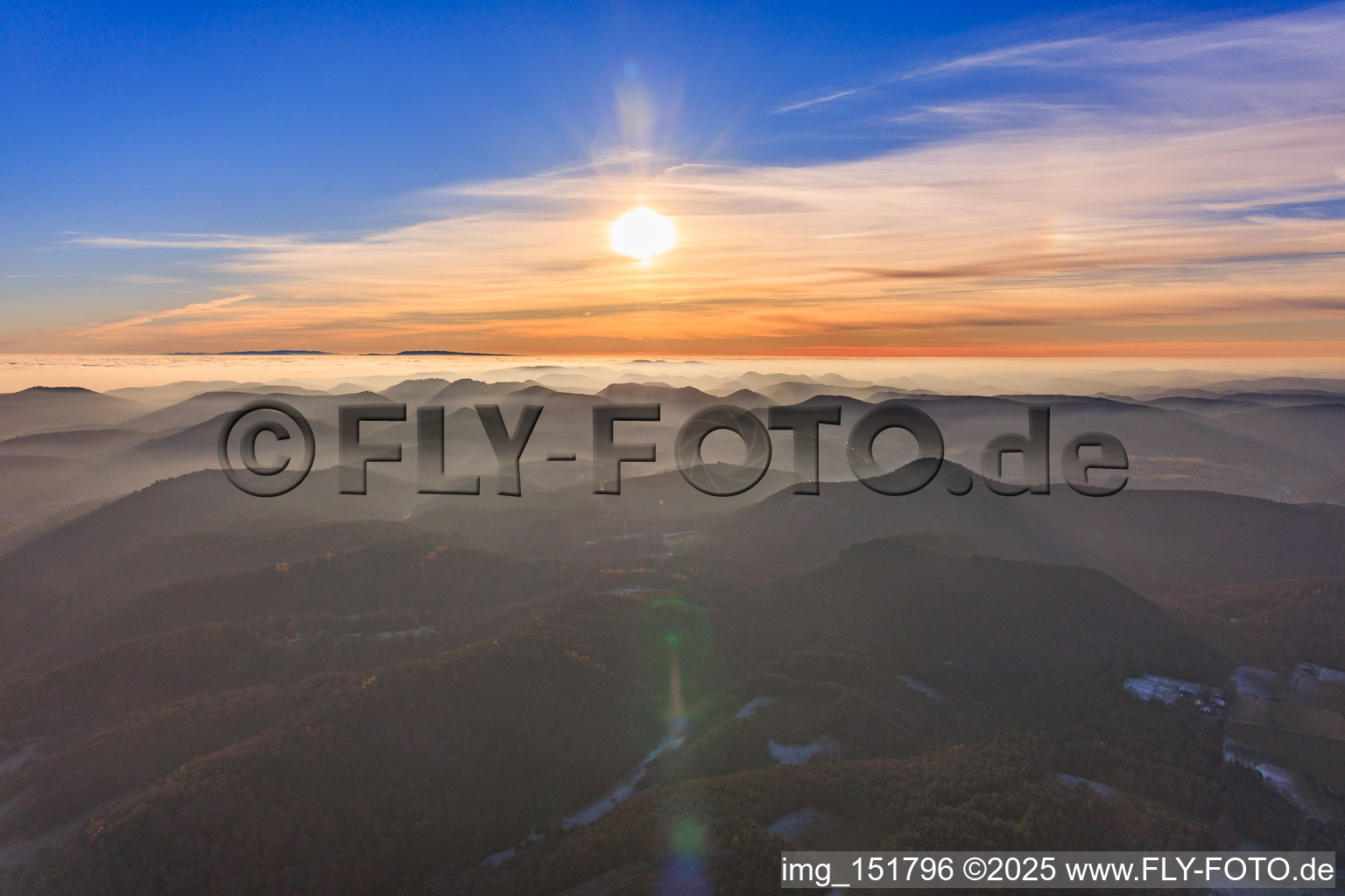 Blick zum Schwarzwald über den Pflzerwald und die Rheinebene in Wolken in Bobenthal im Bundesland Rheinland-Pfalz, Deutschland