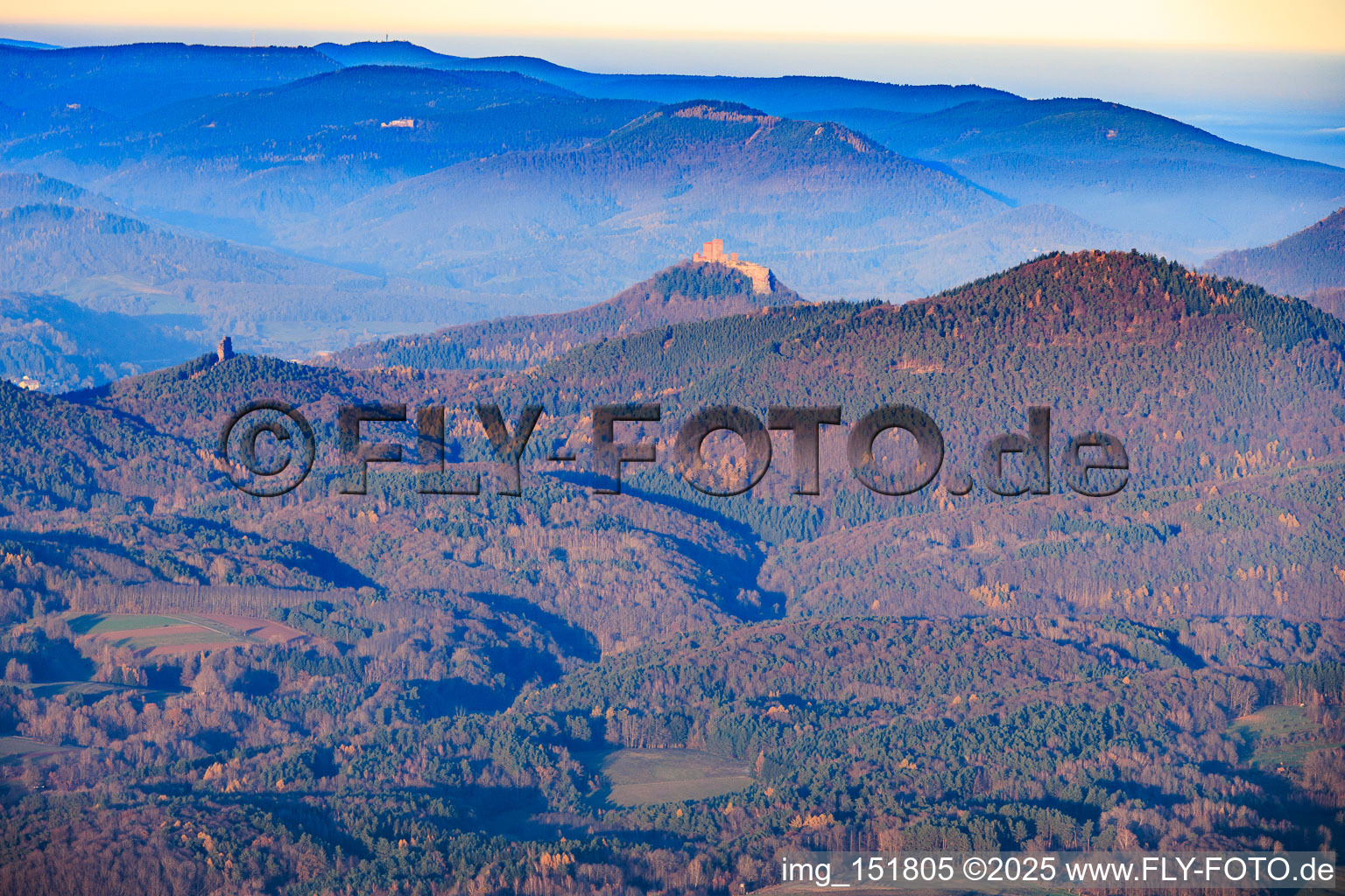 Rehbergturm und Burg Trifels in Annweiler am Trifels im Bundesland Rheinland-Pfalz, Deutschland