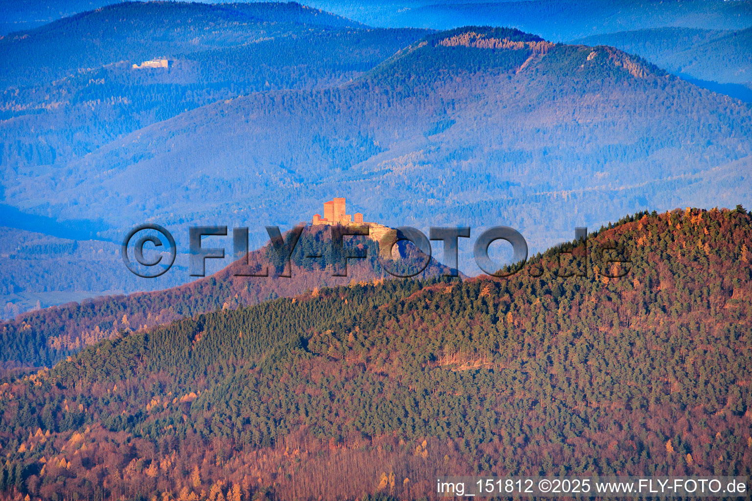 Burg Trifels im Hintergrund Burgruine Neuscharfeneck in Annweiler am Trifels im Bundesland Rheinland-Pfalz, Deutschland