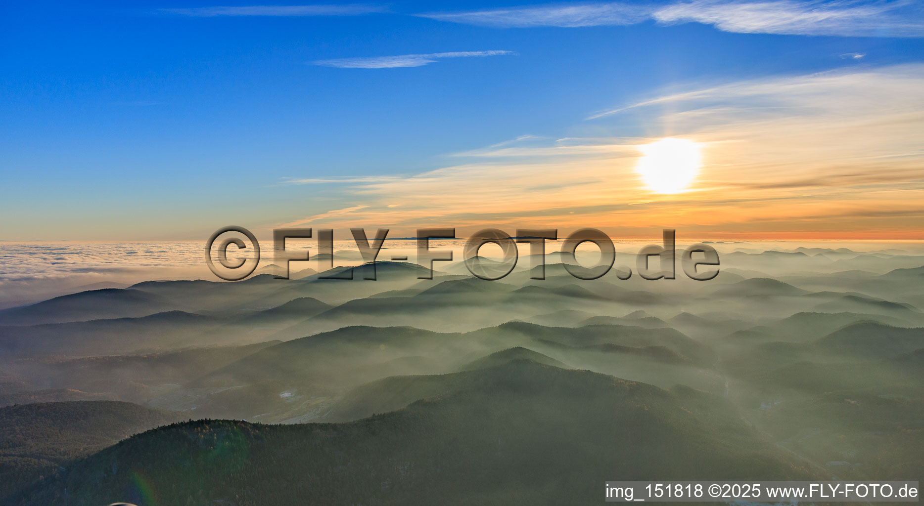 Panorama des Pfälzerwalds und Nordvogesen im Abenddunst in Birkenhördt im Bundesland Rheinland-Pfalz, Deutschland