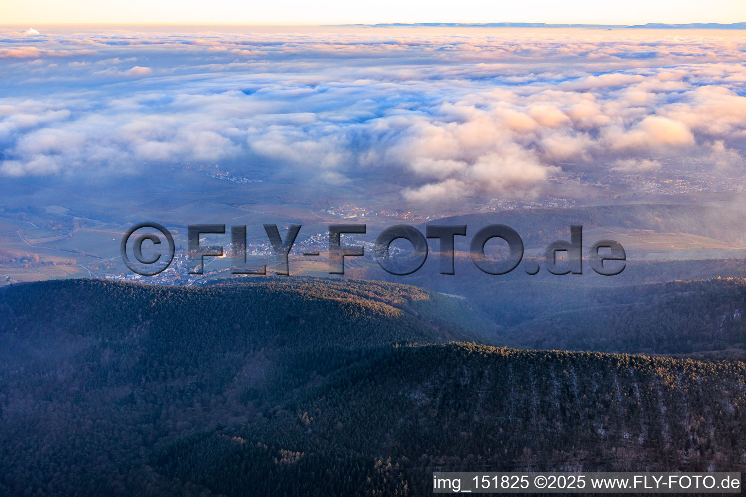Ortsansicht von Westen zwschen Wolken und Bergen im Ortsteil Gleiszellen in Gleiszellen-Gleishorbach im Bundesland Rheinland-Pfalz, Deutschland