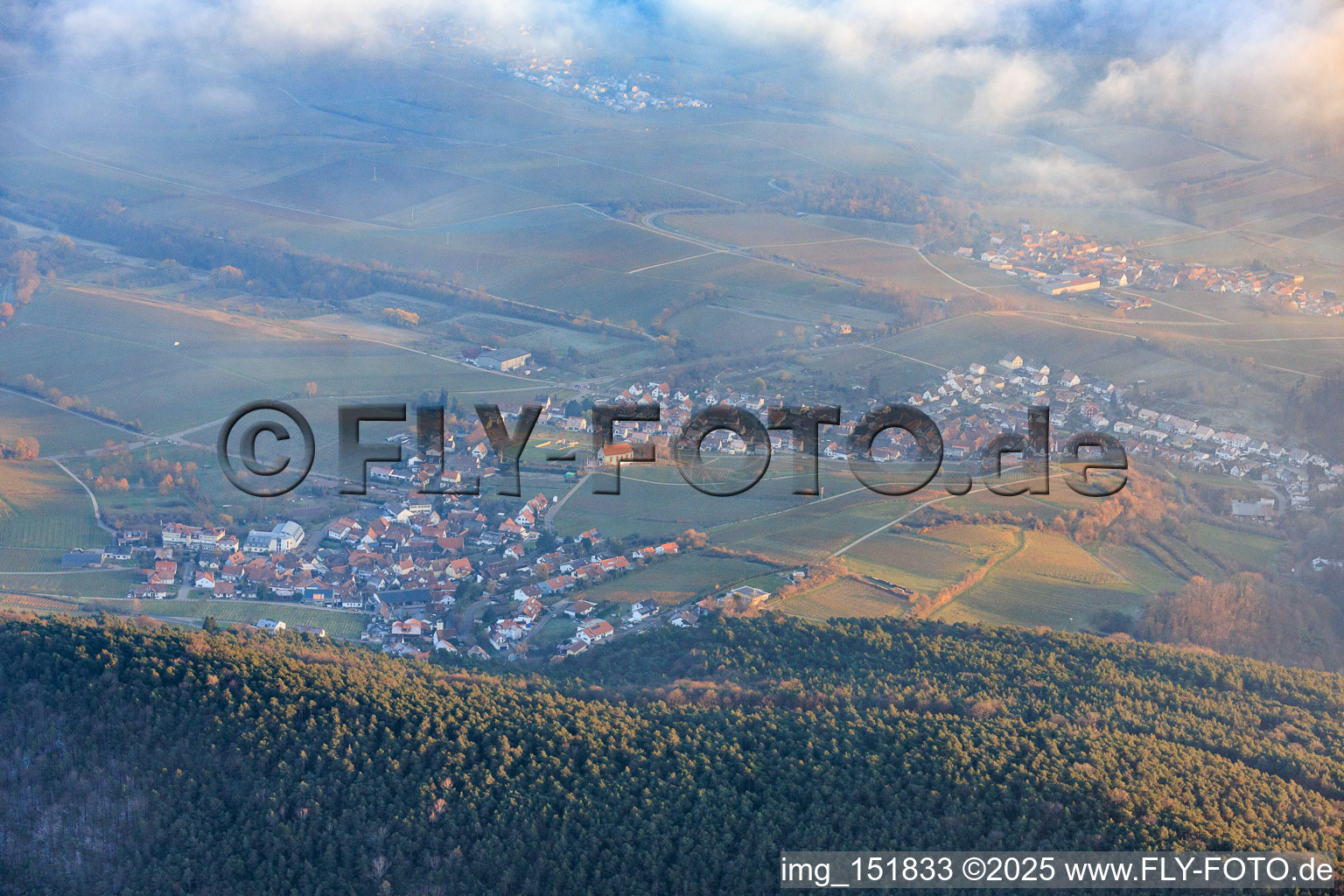 Ortsansicht von Westen mit Dionysius Kapelle zwschen Wolken und Bergen im Ortsteil Gleiszellen in Gleiszellen-Gleishorbach im Bundesland Rheinland-Pfalz, Deutschland
