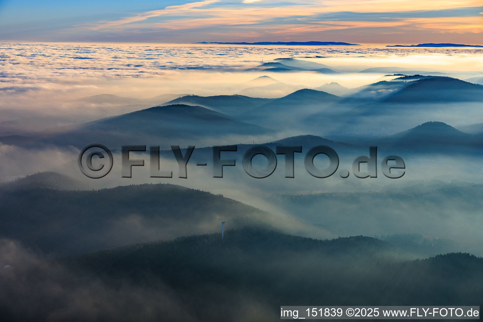 Panorama des Pfälzerwalds und der Nordvogesen im Abenddunst - vorne der Stäffelsbergturm in Klingenmünster im Bundesland Rheinland-Pfalz, Deutschland