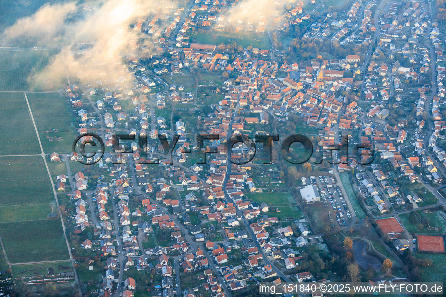 Ortsansicht von Westen unter Wolken in Klingenmünster im Bundesland Rheinland-Pfalz, Deutschland