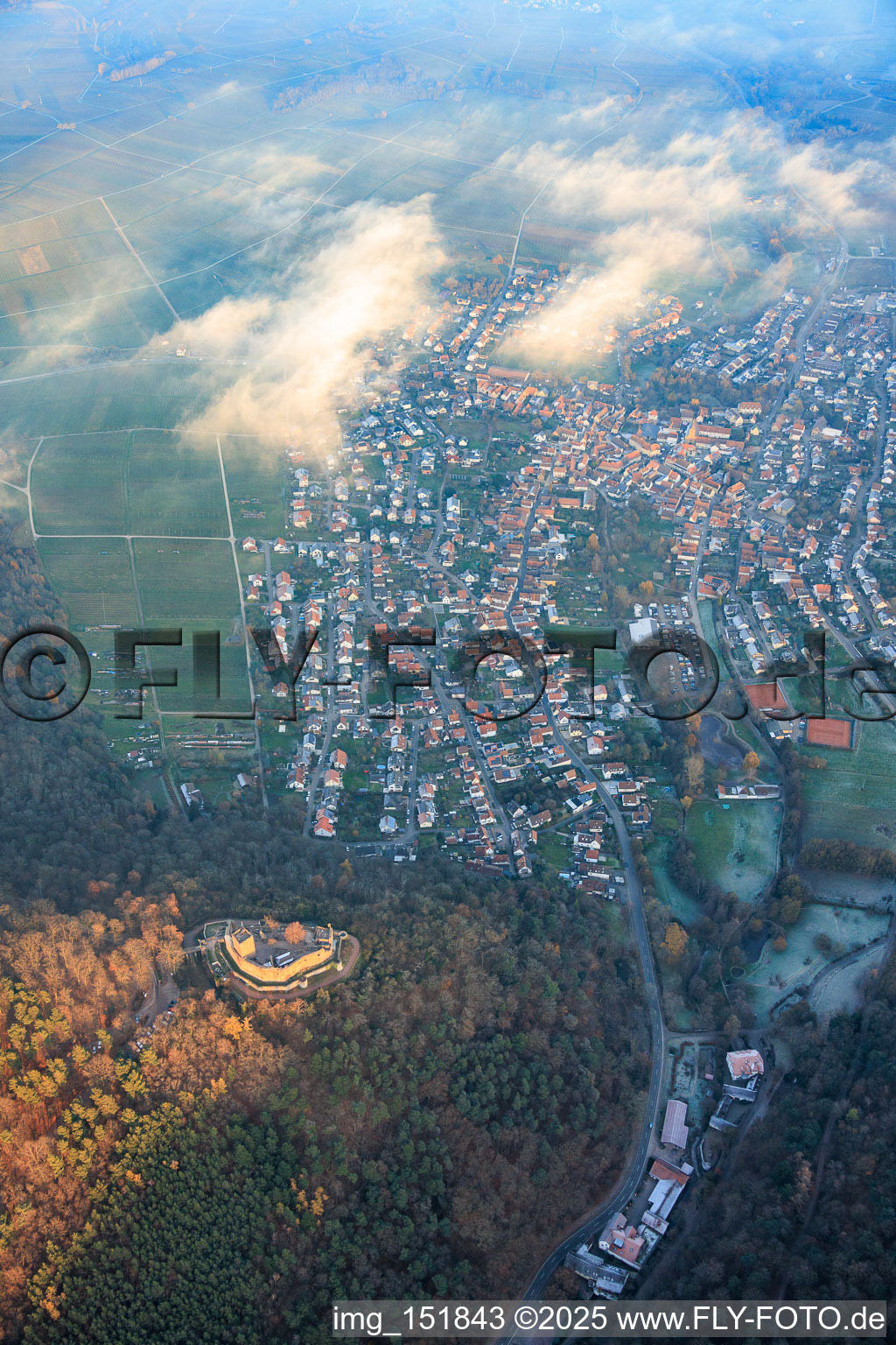 Ortsansicht von Westen mit Burg Landeck im Abendlicht in Klingenmünster im Bundesland Rheinland-Pfalz, Deutschland