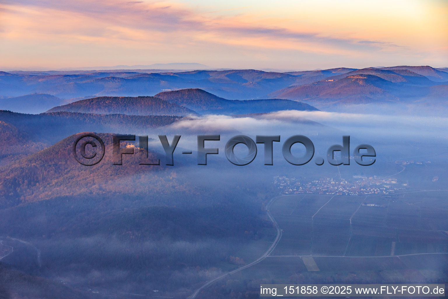 Tiefe Wolken über der Weinstr in Eschbach im Bundesland Rheinland-Pfalz, Deutschland