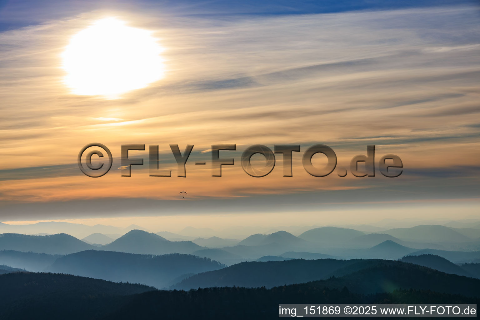 Paraglider überm Wasgau am Abend in Fischbach bei Dahn im Bundesland Rheinland-Pfalz, Deutschland