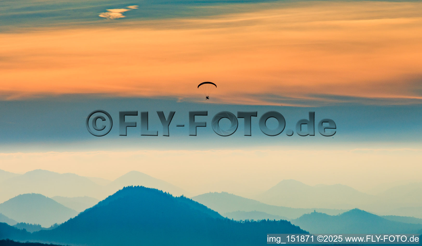 Luftbild von Paraglider überm Wasgau am Abend in Fischbach bei Dahn im Bundesland Rheinland-Pfalz, Deutschland