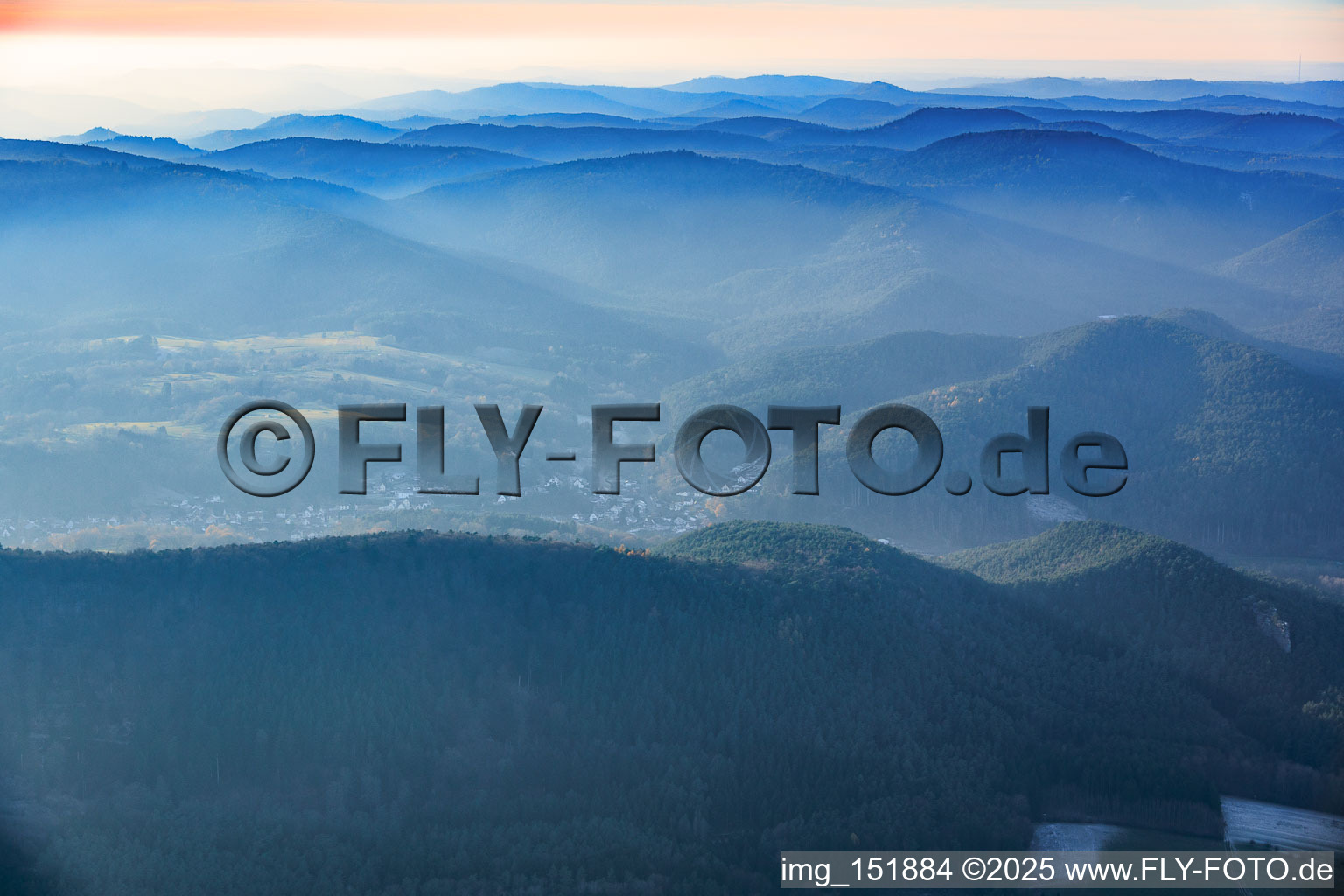 Pfälzerwald im Dunst in Bruchweiler-Bärenbach im Bundesland Rheinland-Pfalz, Deutschland