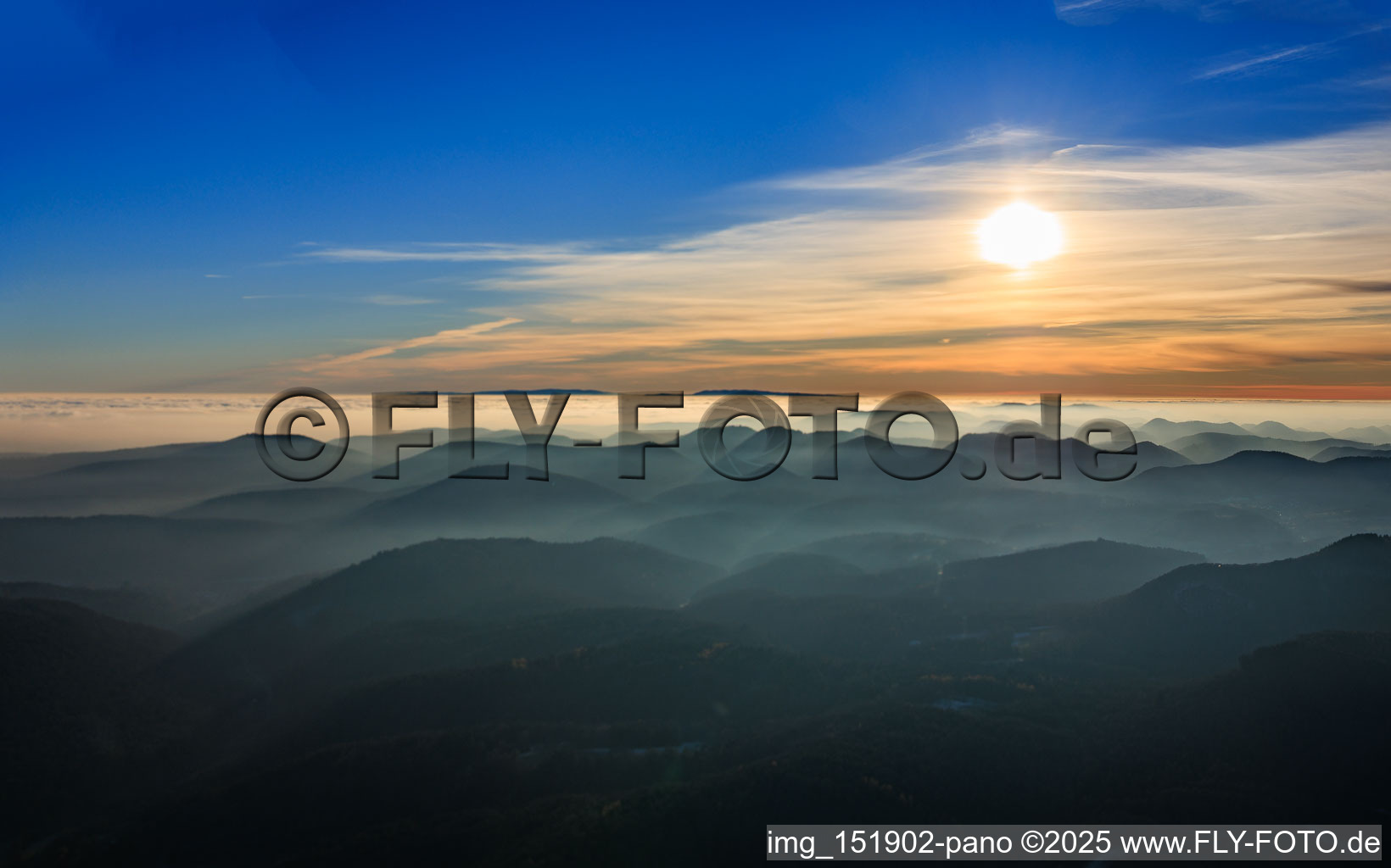 Blick zum Schwarzwald über die Rheinebene in Wolken in Wissembourg im Bundesland Bas-Rhin, Frankreich