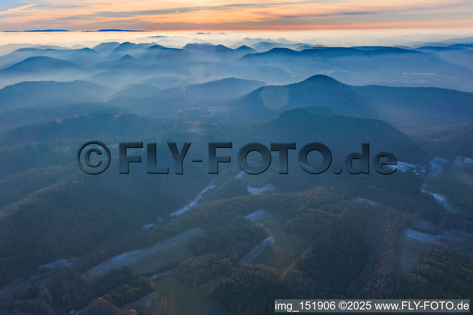 Pfälzerwalds und Nordvogesen im Abenddunst in Erlenbach bei Dahn im Bundesland Rheinland-Pfalz, Deutschland