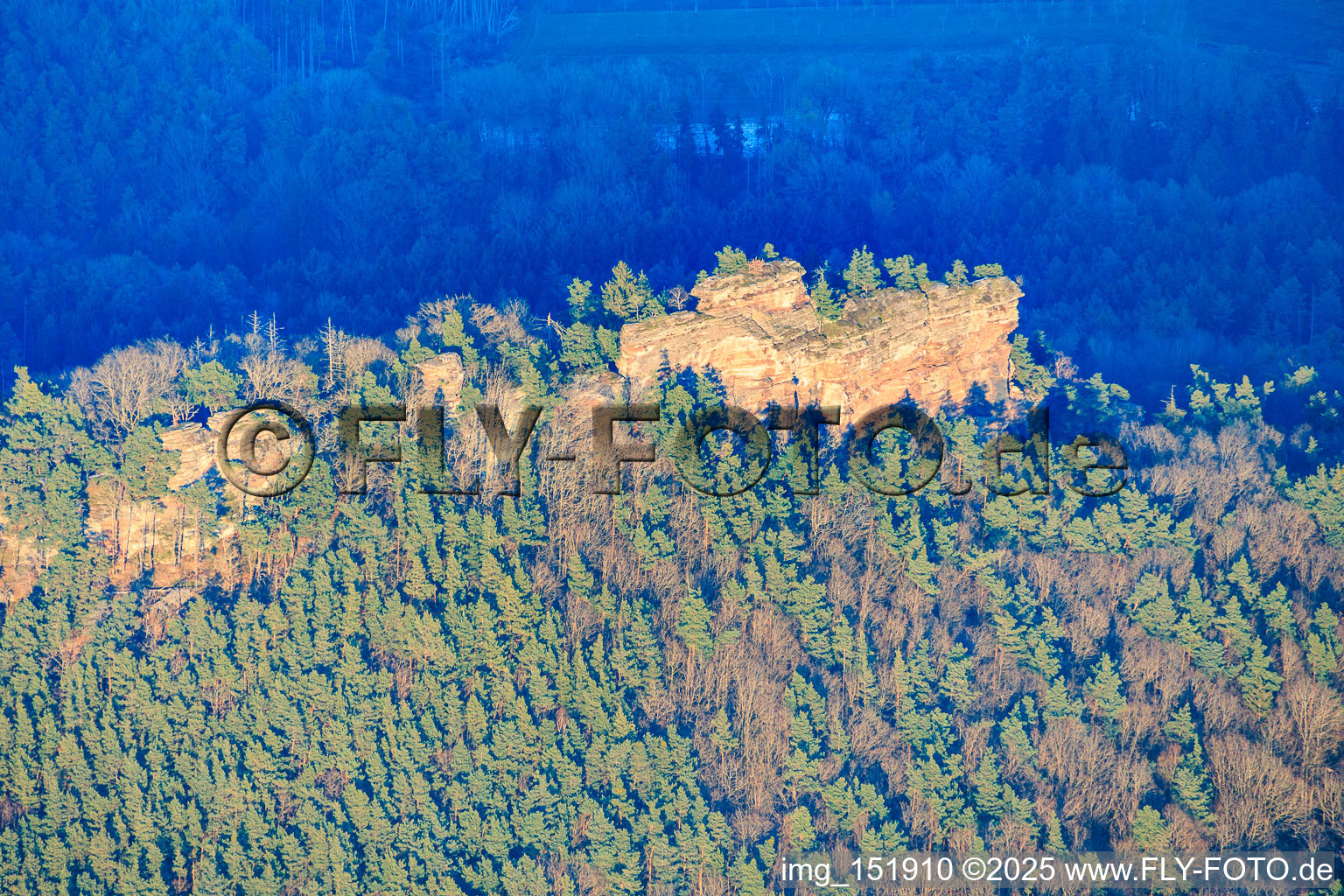 Luftbild von Sandsteinkletterfelsen Ritterstein, Rödelstein im Pfälzerwald in Vorderweidenthal im Bundesland Rheinland-Pfalz, Deutschland