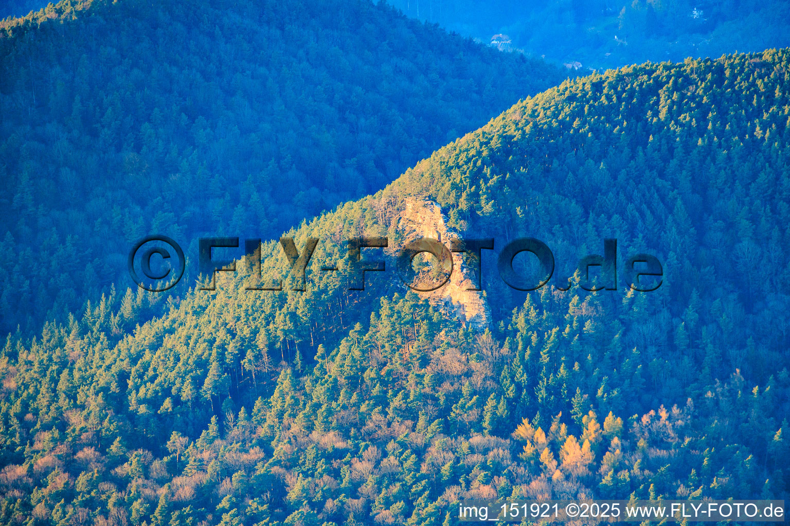 Luftbild von Sandsteinkletterfelsen Rötzenfels im Pfälzerwald im Ortsteil Gossersweiler in Gossersweiler-Stein im Bundesland Rheinland-Pfalz, Deutschland