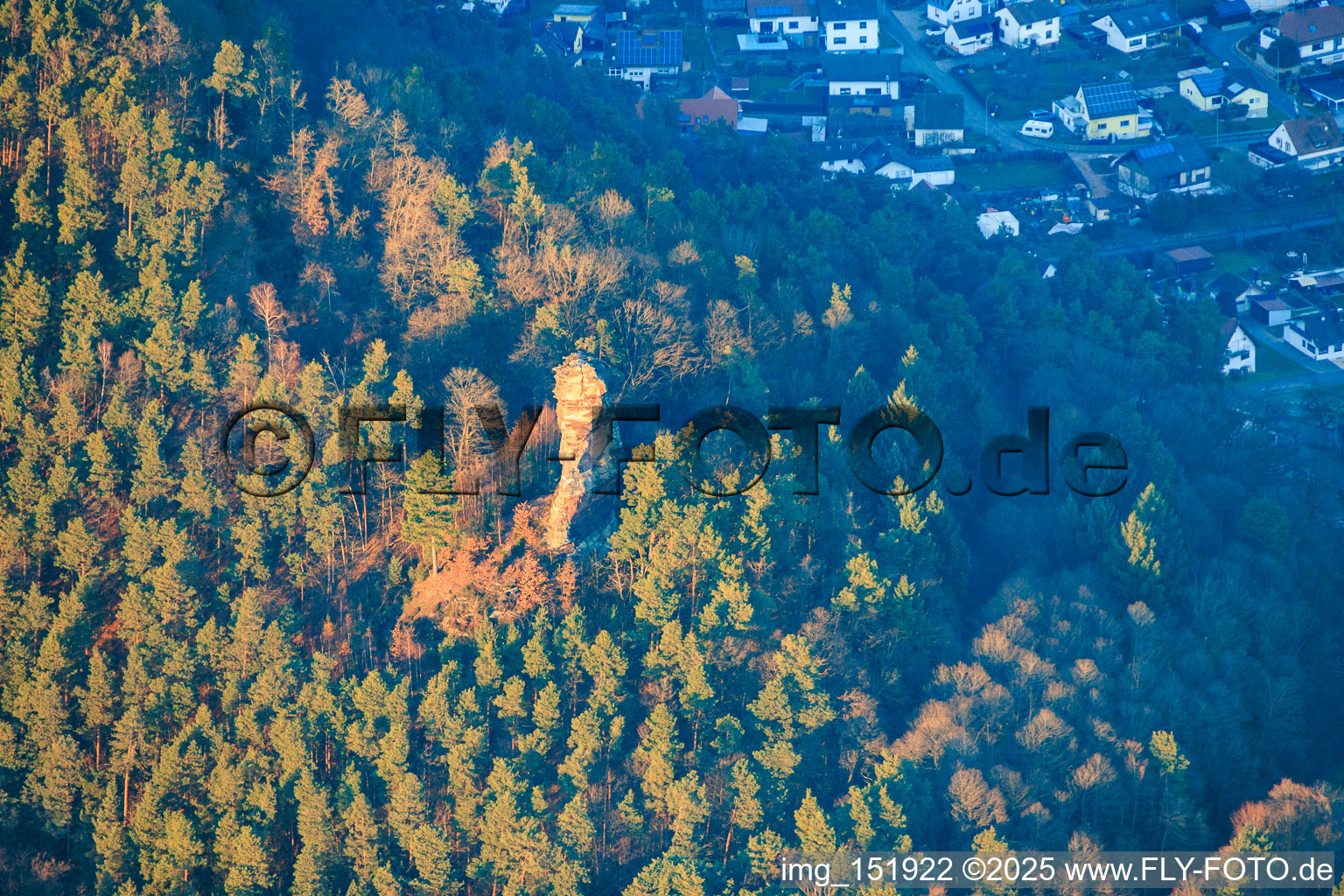 Luftaufnahme von Kriemhildenstein im Ortsteil Gossersweiler in Gossersweiler-Stein im Bundesland Rheinland-Pfalz, Deutschland