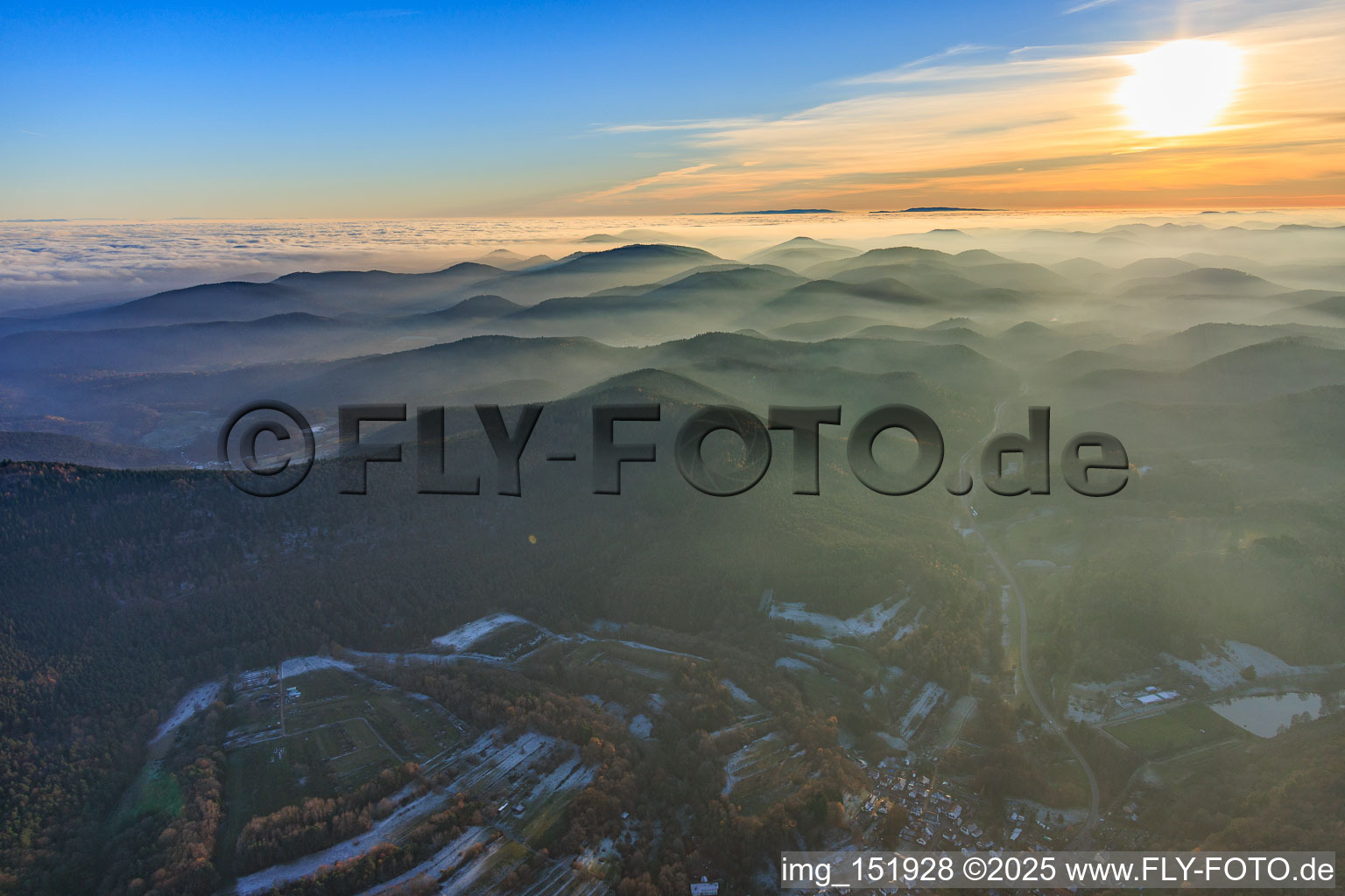 Pfälzerwalds und Nordvogesen im Abenddunst in Silz im Bundesland Rheinland-Pfalz, Deutschland