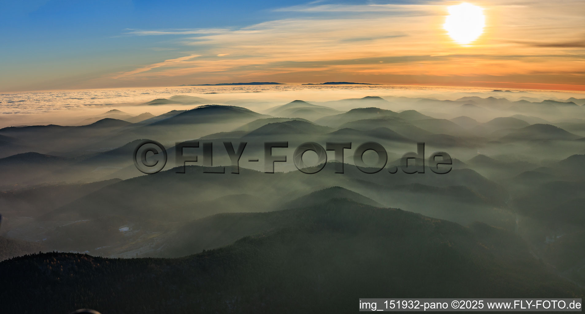 Panorama des Pfälzerwalds und Nordvogesen im Abenddunst im Ortsteil Blankenborn in Bad Bergzabern im Bundesland Rheinland-Pfalz, Deutschland