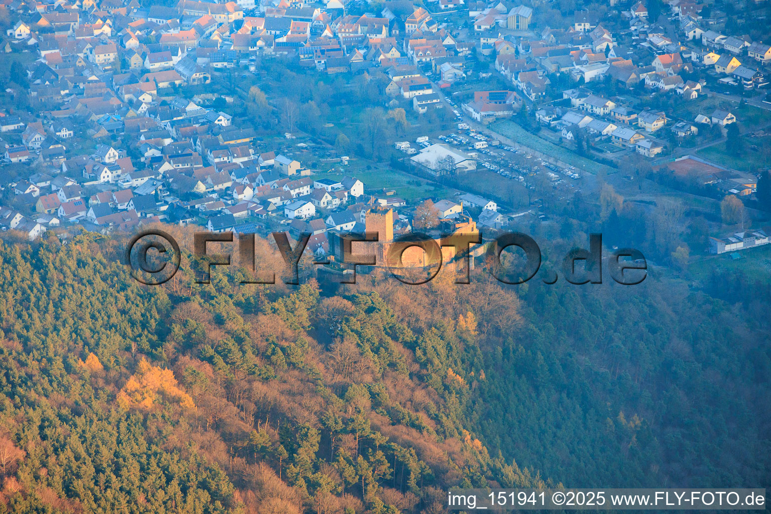 Luftbild von Ortsansicht von Westen mit Burg Landeck im Abendlicht in Klingenmünster im Bundesland Rheinland-Pfalz, Deutschland