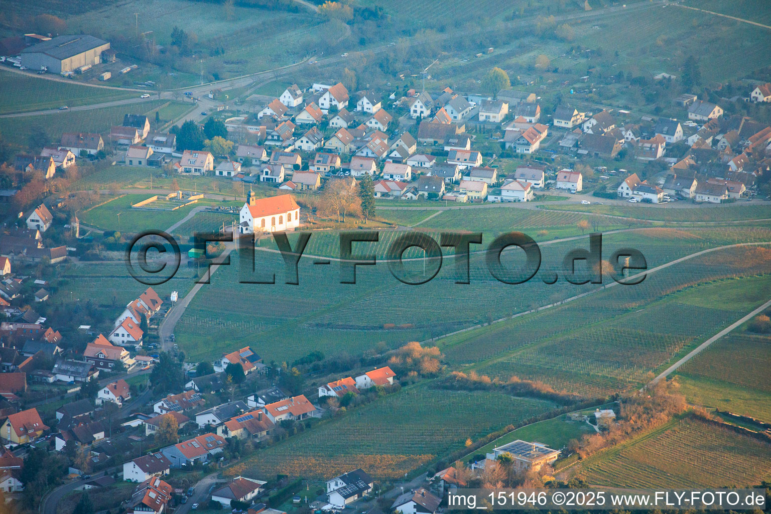 Luftbild von Ortsansicht von Westen mit Dionysius Kapelle zwschen Wolken und Bergen im Ortsteil Gleiszellen in Gleiszellen-Gleishorbach im Bundesland Rheinland-Pfalz, Deutschland