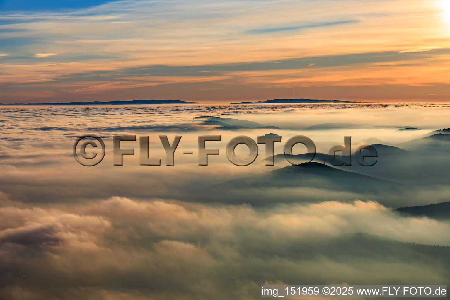 Tiefe Wolken über der Rheinebene in Dörrenbach im Bundesland Rheinland-Pfalz, Deutschland