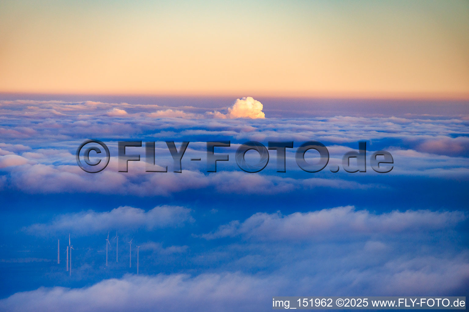 Abgase des Dampfkraftwerks Karlsruhe durchbrechen die Wolken im Ortsteil Daxlanden im Bundesland Baden-Württemberg, Deutschland