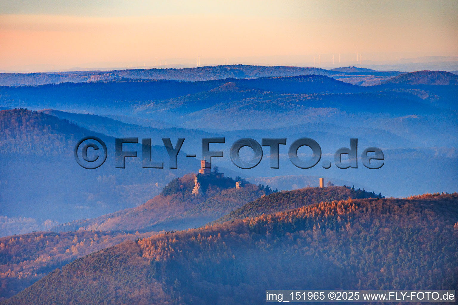 Burg Trifels am Abend - im Vordergrund die Burgruinen Anebos und Münz in Klingenmünster im Bundesland Rheinland-Pfalz, Deutschland