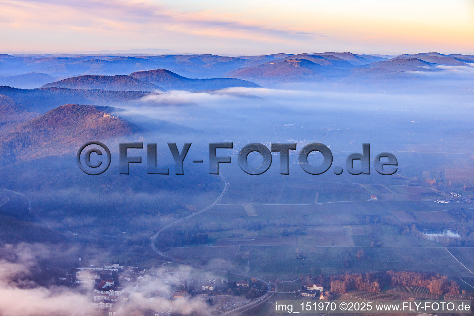 Luftbild von Tiefe Wolken über der Weinstr in Eschbach im Bundesland Rheinland-Pfalz, Deutschland
