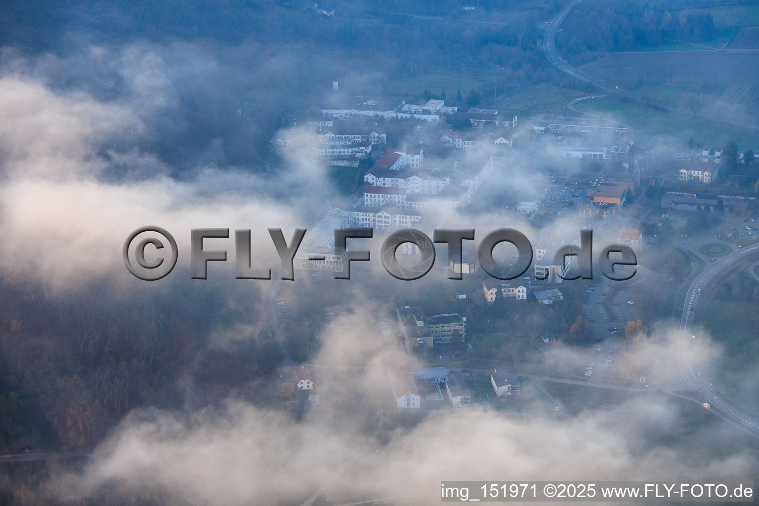 Tiefe Wolken über der Pfalzklinik Landeck in Klingenmünster im Bundesland Rheinland-Pfalz, Deutschland