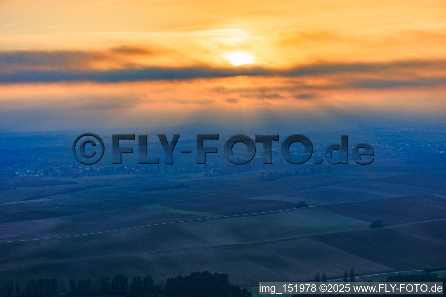 Sonnenuntergang bei tiefen Wolken in Oberhausen im Bundesland Rheinland-Pfalz, Deutschland