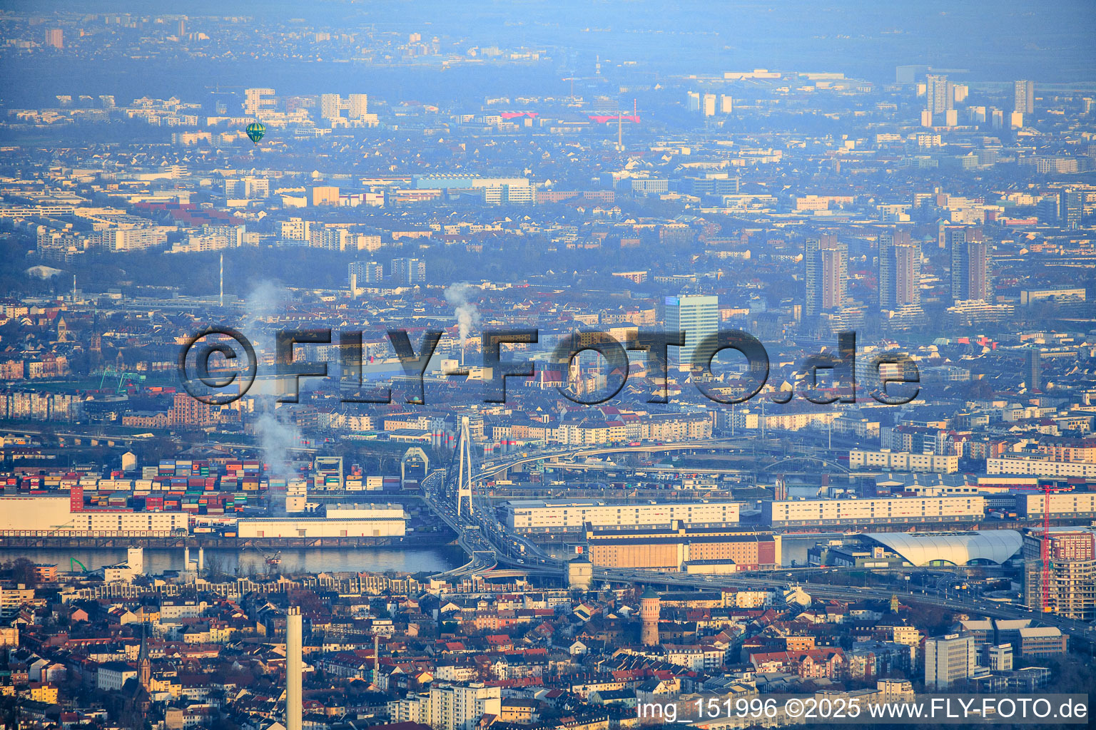 Mannheim jenseits der Kurt-Schuhmacher-Brücke aus Westen im Ortsteil Innenstadt im Bundesland Baden-Württemberg, Deutschland