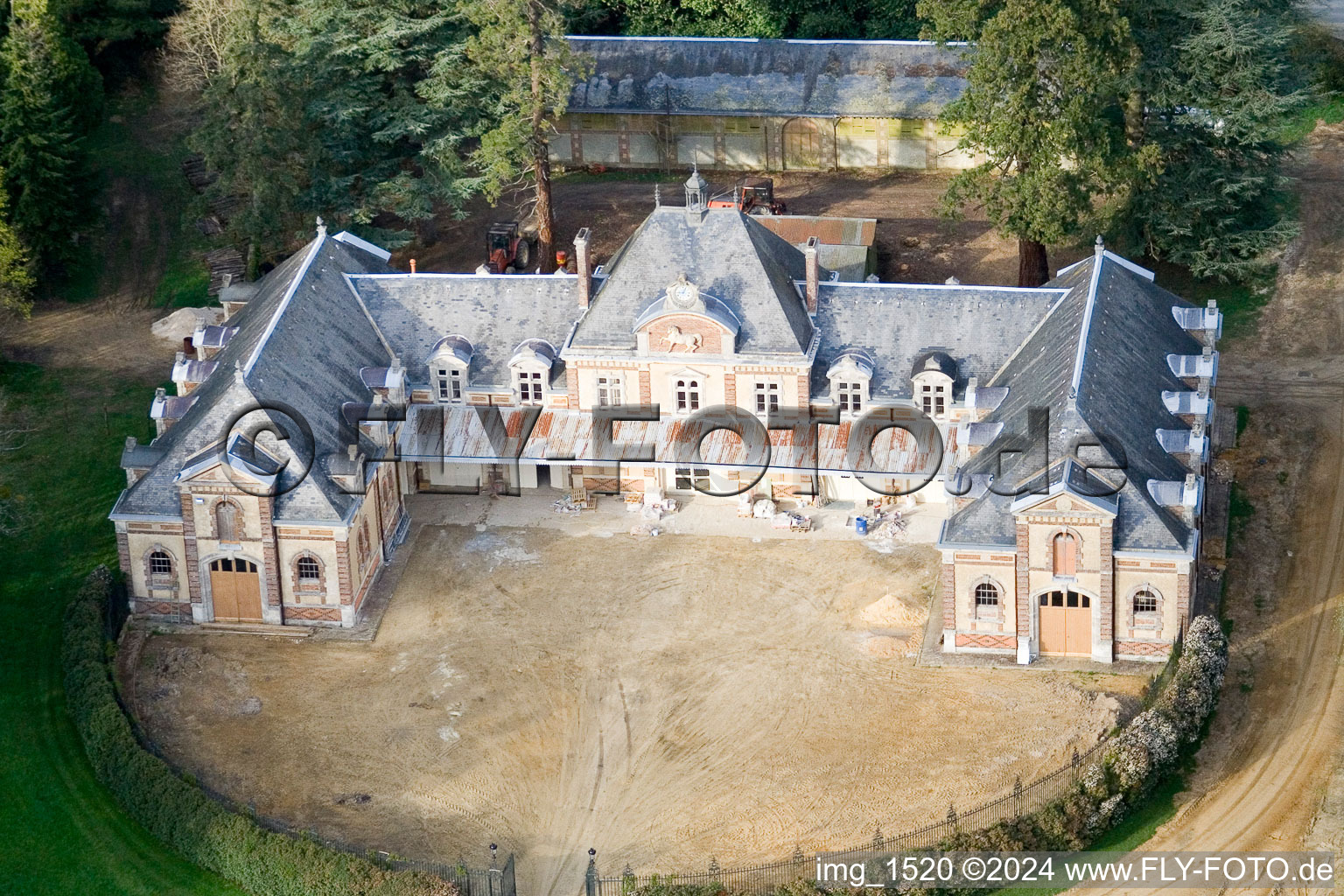 Luftbild von Palais des Schloss Le Domaine de la Pierre in Coudrecieux im Bundesland Sarthe, Frankreich
