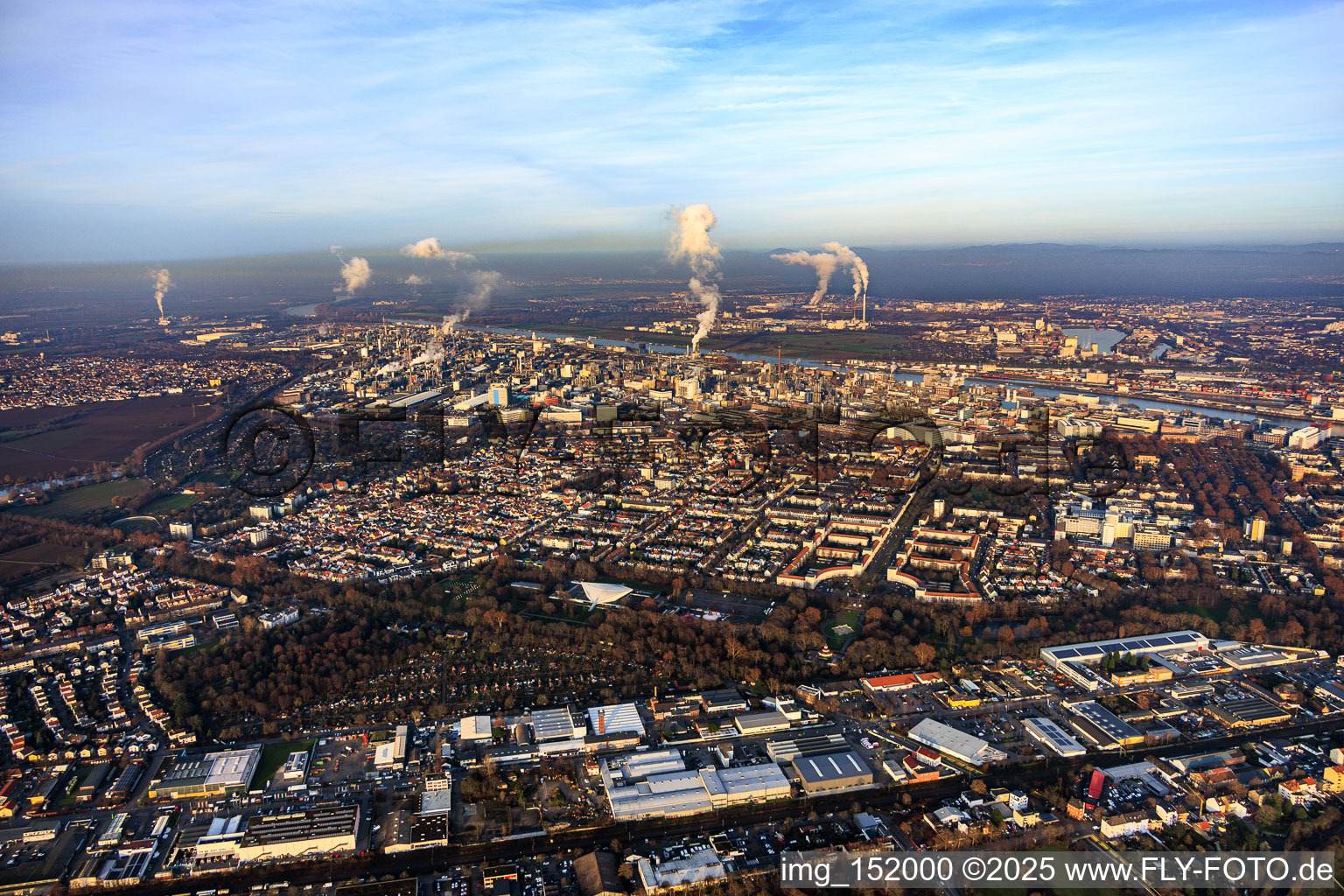 Stadtteilansicht zwischen Ebertpark und BASF im Ortsteil Friesenheim in Ludwigshafen am Rhein im Bundesland Rheinland-Pfalz, Deutschland